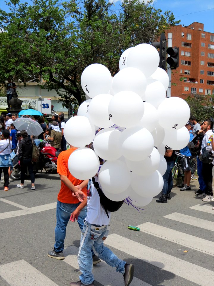 Vendiendo globos blancos con la cinta de luto