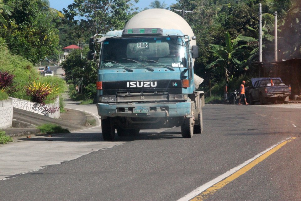 isuzu cement truck