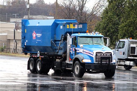 Republic Services Mack GU813 Gal-Breath