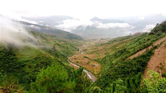 Thung lũng Lìm Mông lúc sáng sớm, nhìn từ đèo Khau Phạ