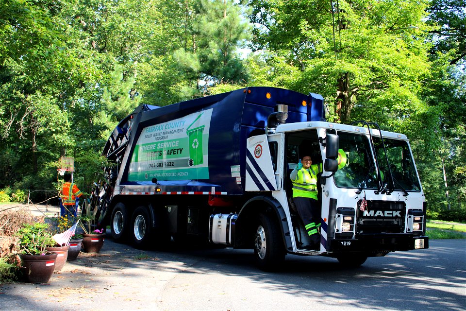 Fairfax County truck 7219 | Mack LR McNeilus XC-RL