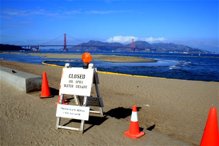 Oil spill containment after the Cosco Busan spill