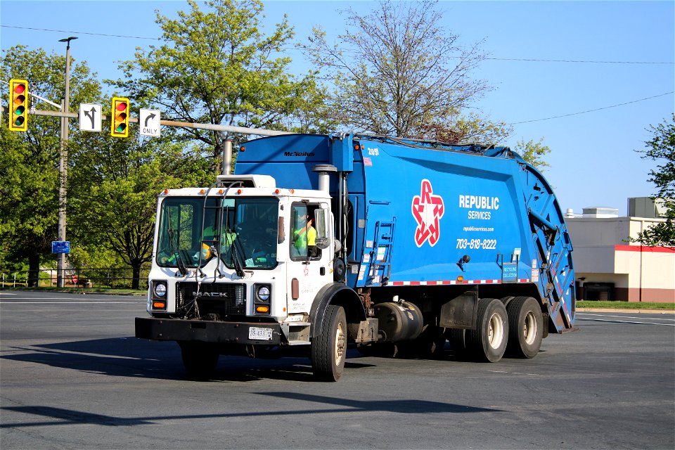 Ex Florida Refuse truck 2051 | Mack MR Mcneilus XC-RL