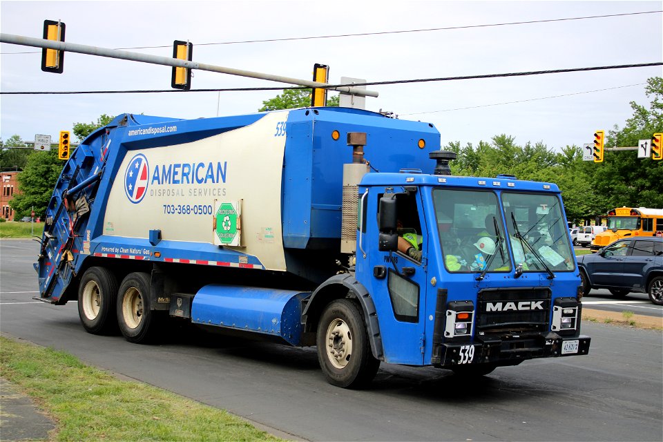American Disposal truck 539 | CNG Mack LR Mcneilus RL