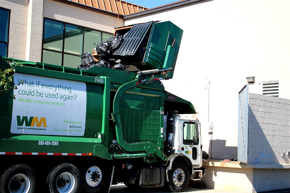 Ex ESI truck 214151 emptying a 6yder