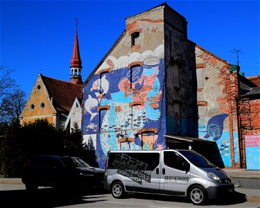 Punainen torni takana