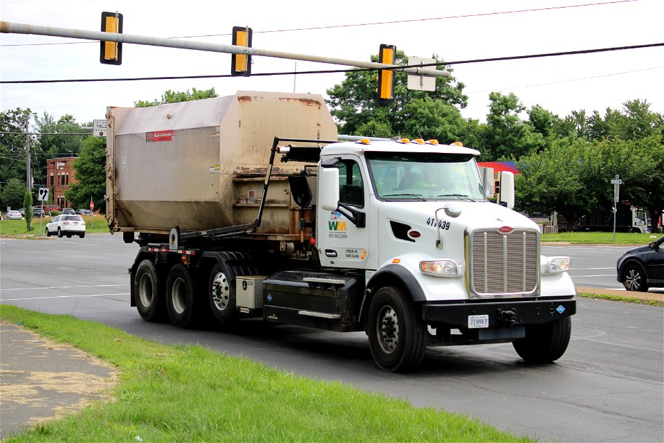 WM truck 417439 | CNG Peterbilt 567 Galbreath roll-off