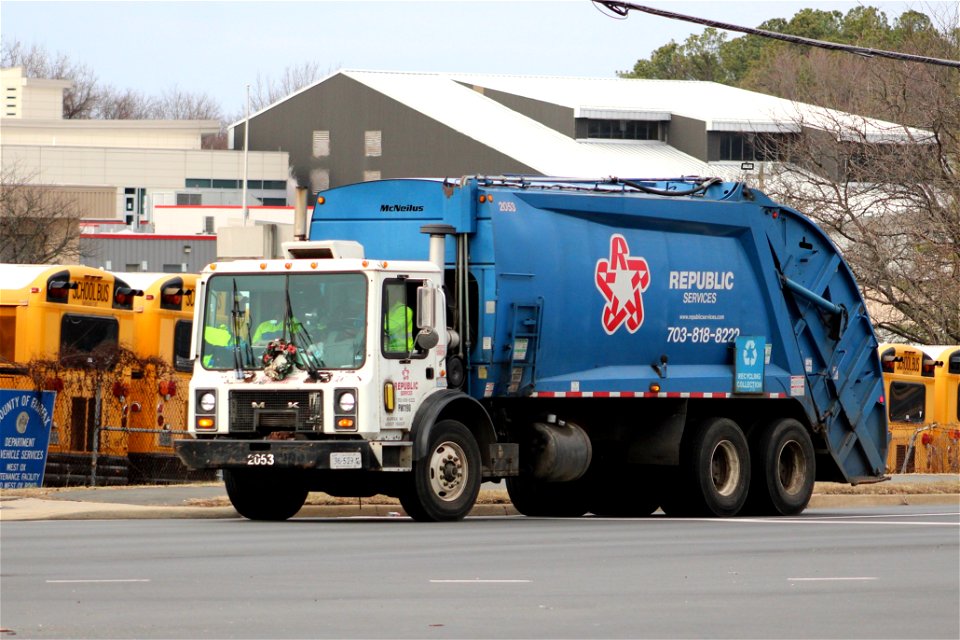 Repbulic Services truck 2053 | Mack MR McNeilus XC-RL