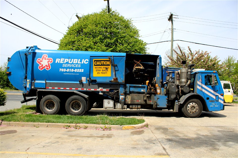 Republic Services truck 2021