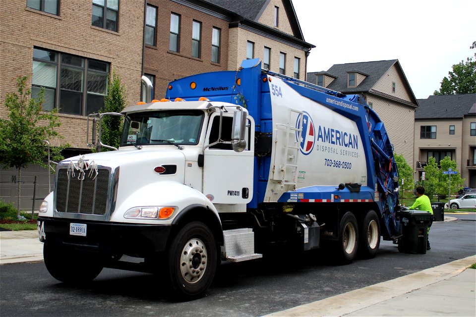 American Disposal truck 554 | Peterbilt 348 Mcneilus RL
