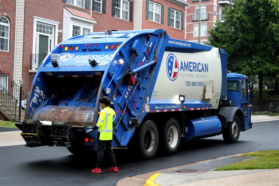 American Disposal truck 537 | Mack LR Mcneilus RL