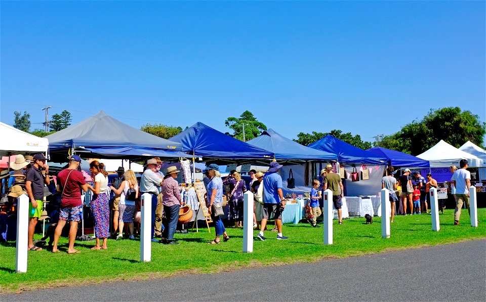 Queenscliff Market, Sun's out, sky is blue ..