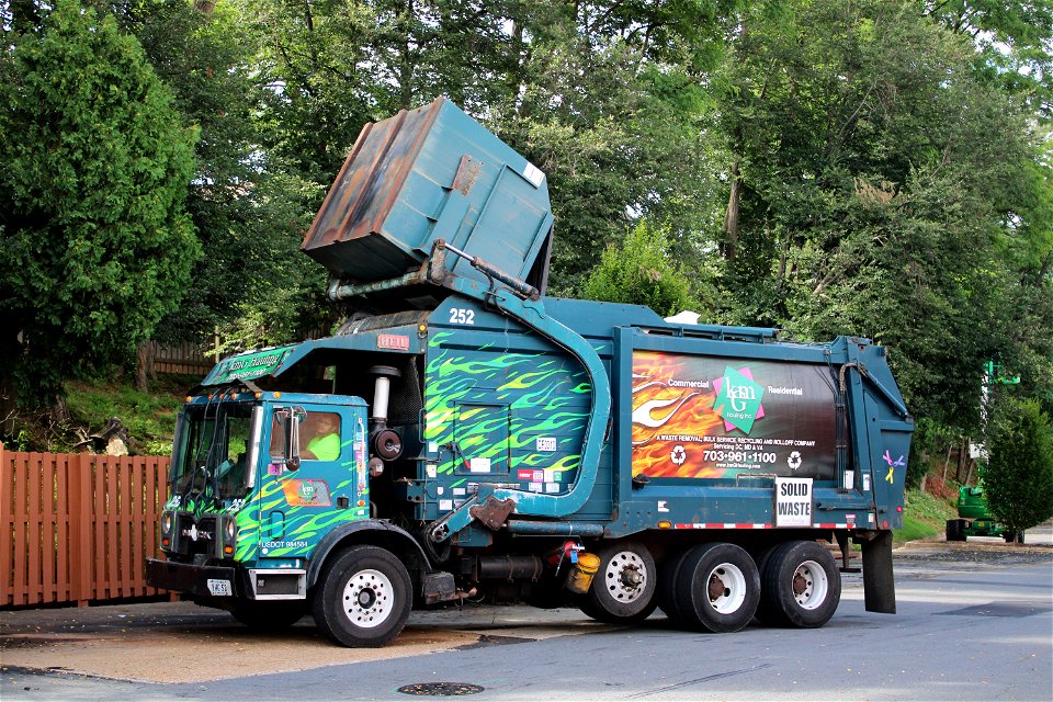KMG truck 252 doing trash