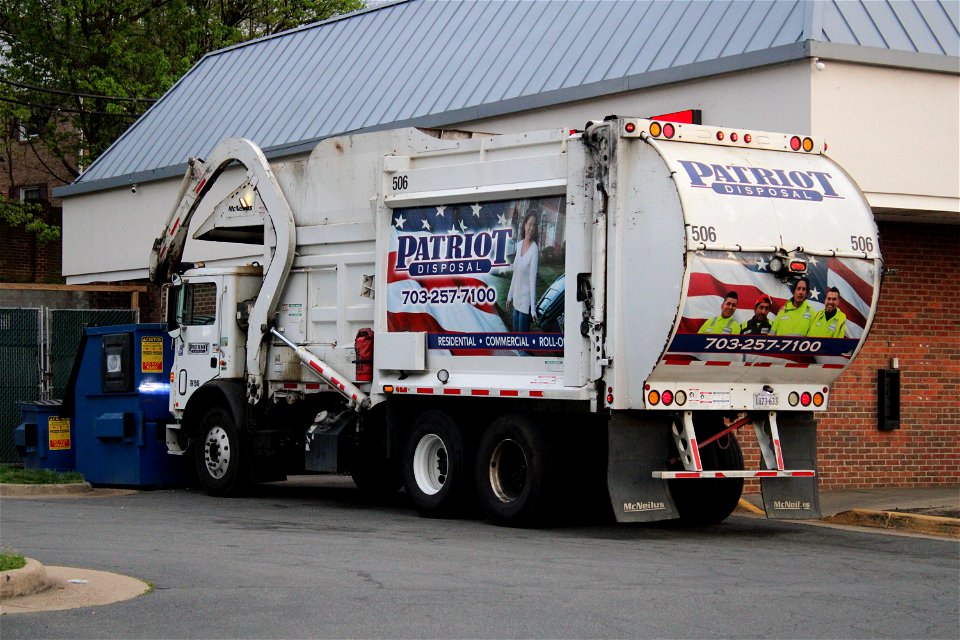 Patriot Disposal Truck 506 stopped at a 7Market