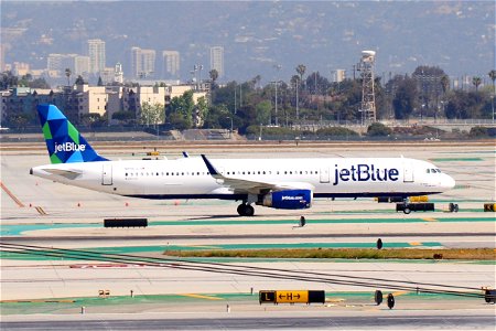 JetBlue A321-200 arriving at LAX