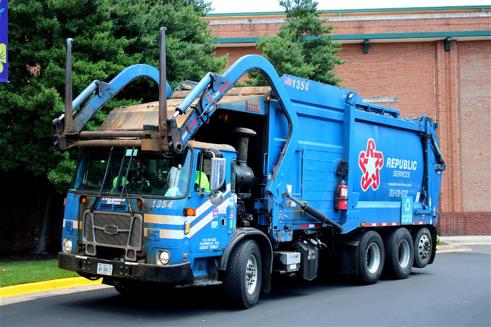 Republic Services truck 1354