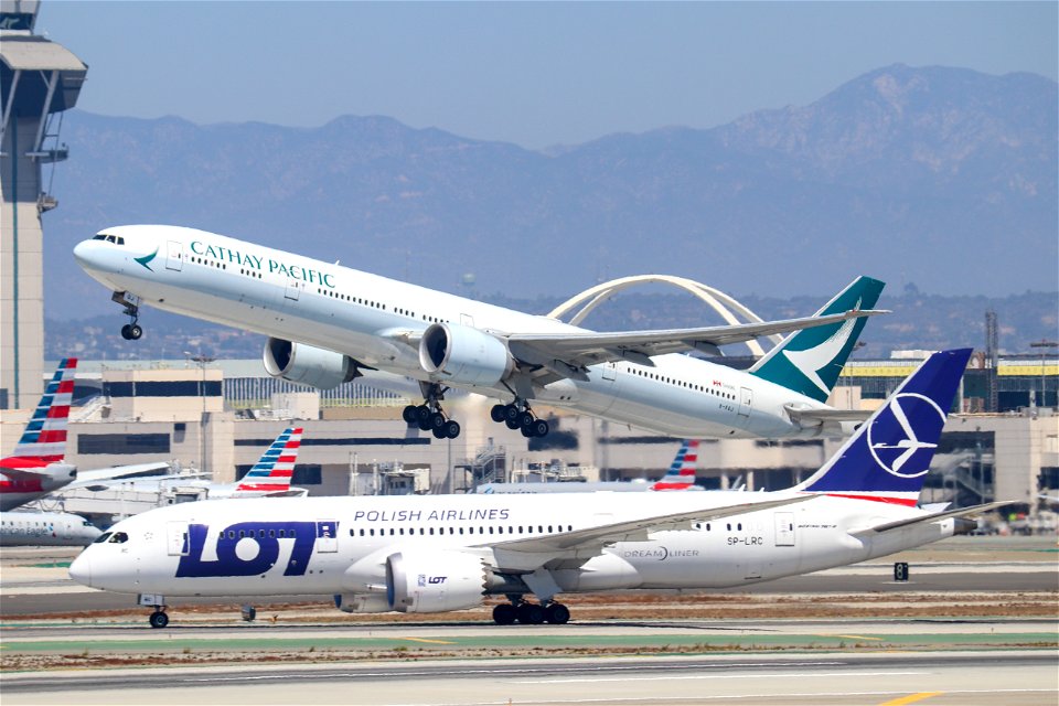 LOT Polish Airlines 787-8 arriving at LAX