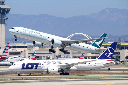 LOT Polish Airlines 787-8 arriving at LAX