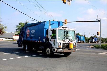 Republic Services truck 2052 photo