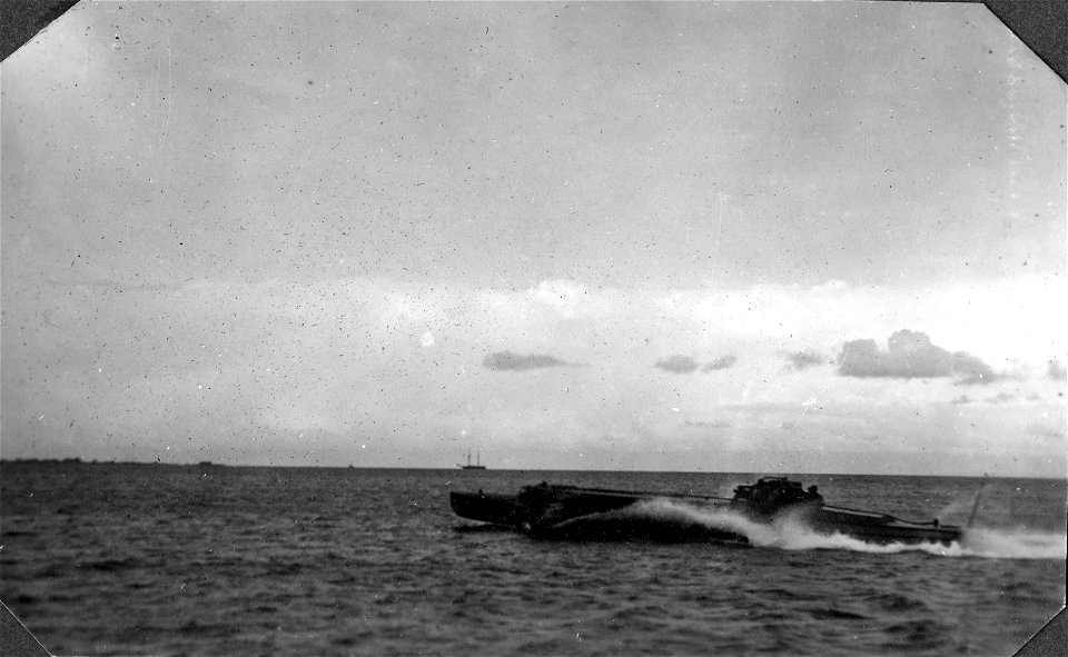 Kaksi salakuljetusvenettä vauhdissa merellä arviolta 1920-1930-luvulla