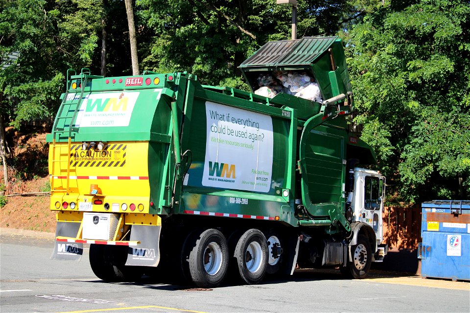 Ex ESI truck 214151 doing trash