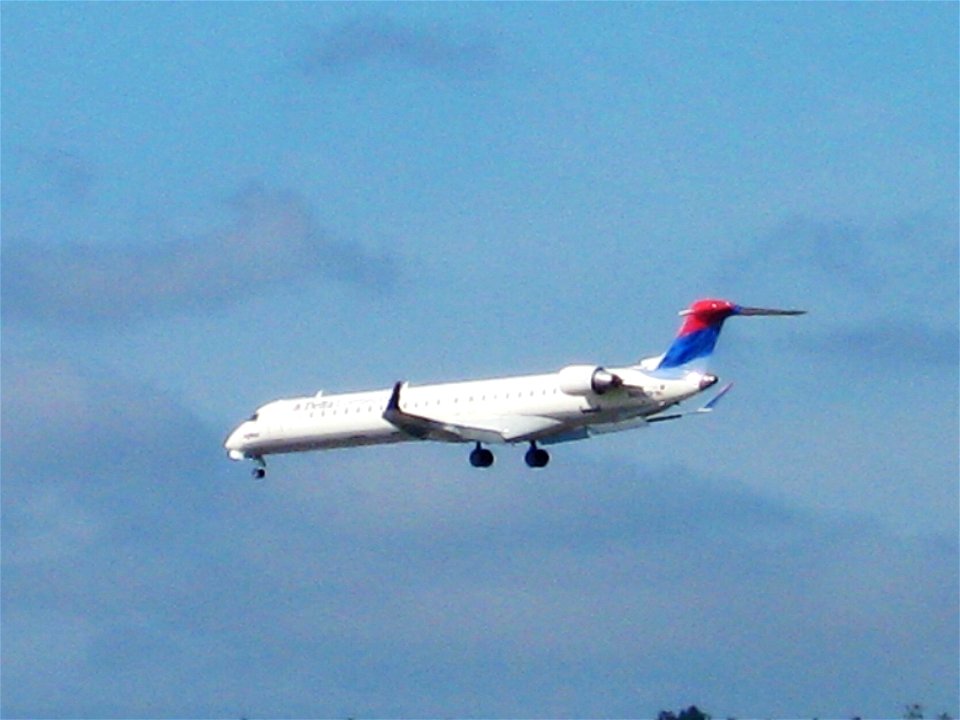 Delta Connection CRJ-900 arriving at SAN