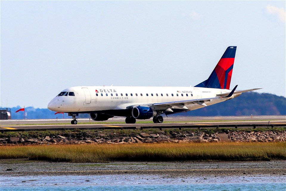 Delta Connection E175 departing BOS