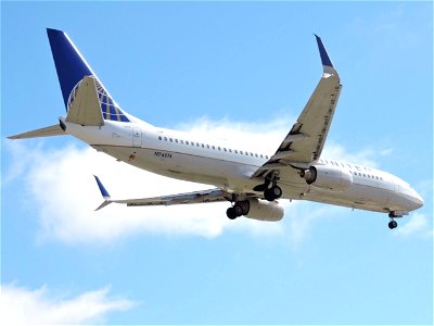 United Airlines 737-800 arriving at LAX