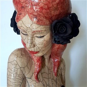 Buste aux roses noires