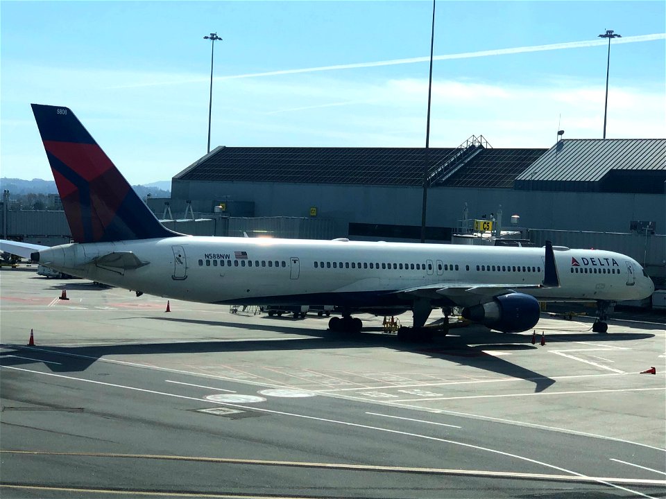 Delta 757-300 at SFO