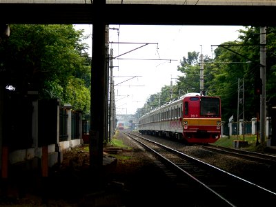 KRL Tokyo Metro seri 7000 rangkaian 7017-7117F memasuki Stasiun Tanjung Barat. Berjalan dengan SF8. Bekas jalur Yurakucho.