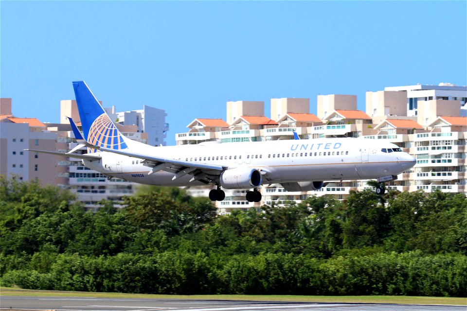 United Airlines 737-900 arriving at SJU