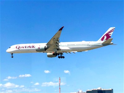 Qatar Airways A350-1000 arriving at LAX