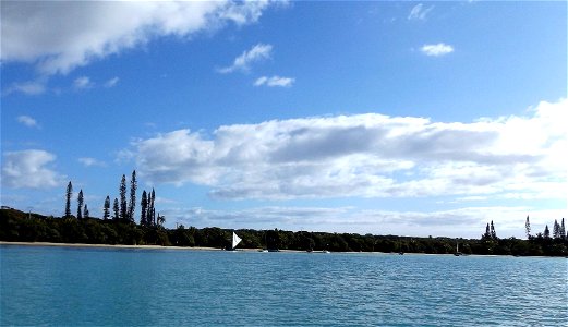 Accostage en fond de la baie d'Upi pour aller à la piscine naturelle d'Oro