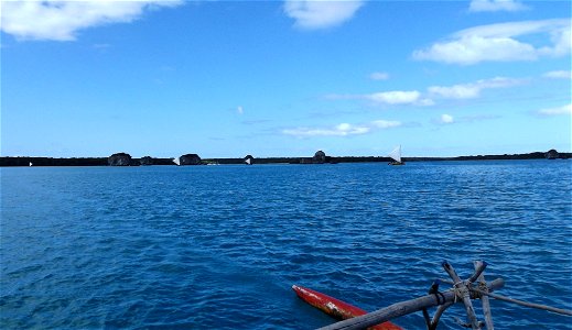 Les pirogues à balancier se suivent sur la baie d'Upi photo
