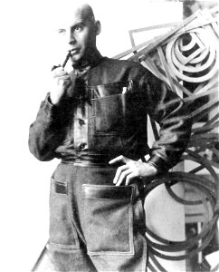 Rodchenko delante de algunas de sus construcciones espaciales desmontadas