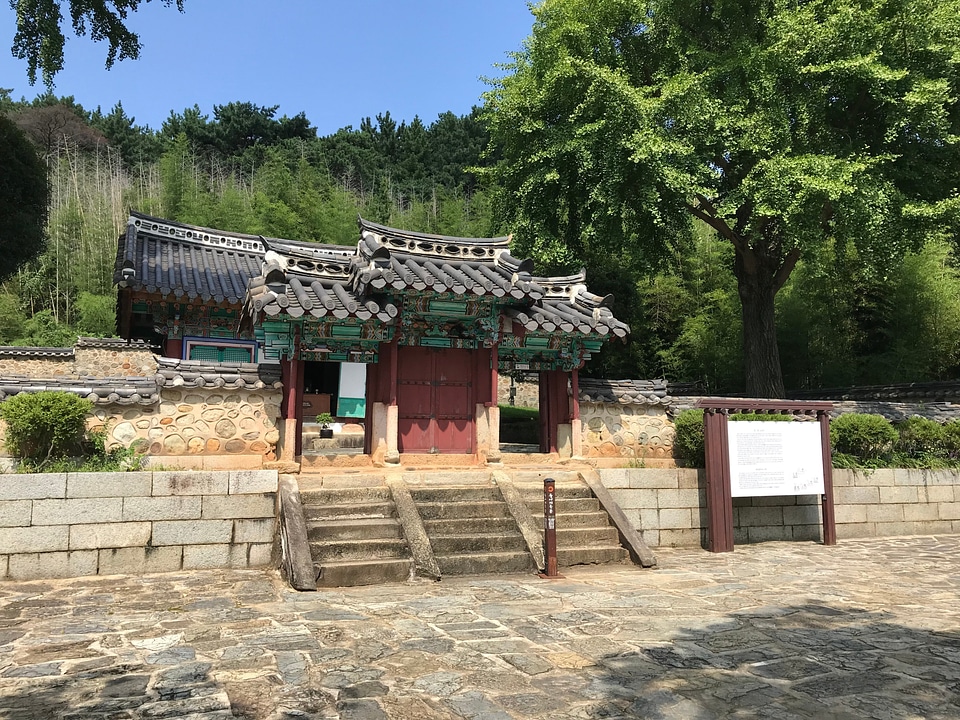 Chongryongsa in Tongyeong South Korea