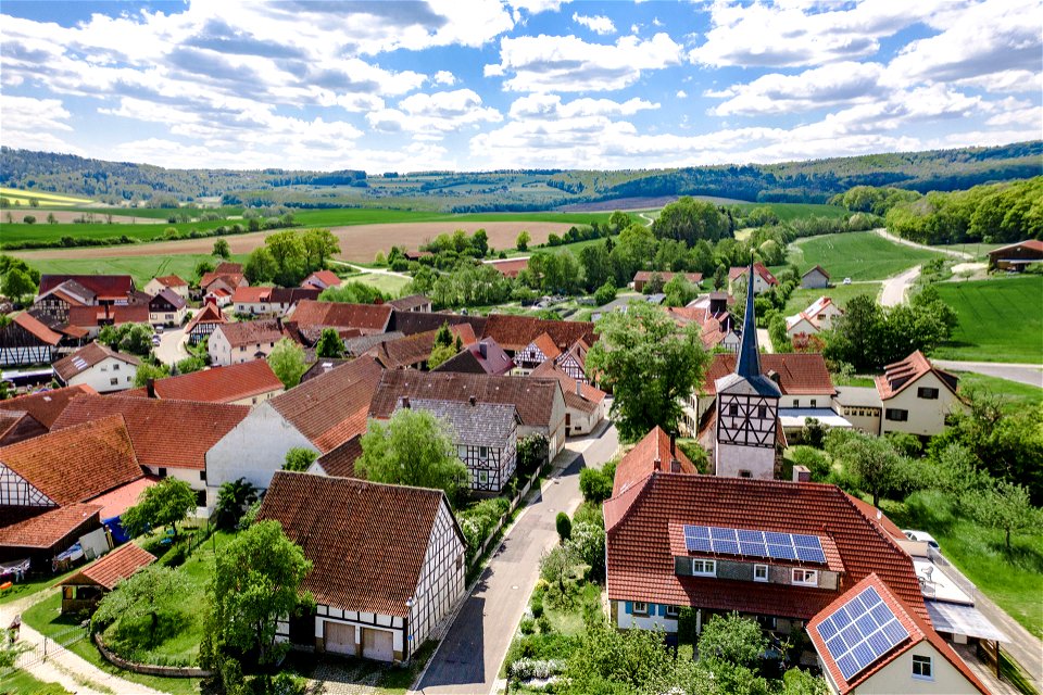 Dorf mit Fachwerkhäusern mit Kirche in Unterfranken
