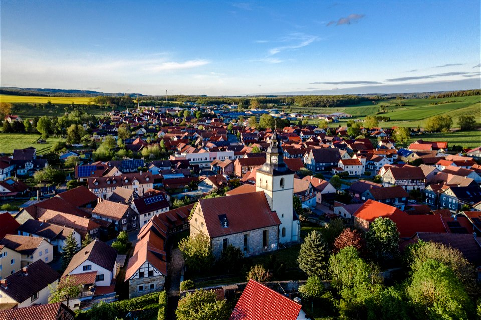 Luftaufnahme von Streufdorf mit alter Dorfkirche