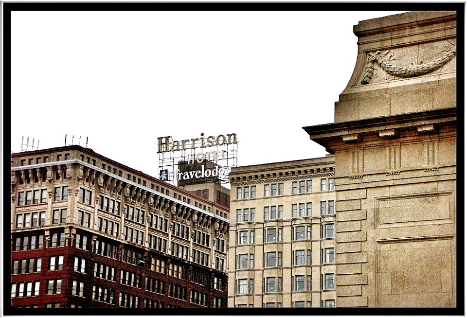 Chicago Illinois - Scaffolding Sign   - Travelodge  Wyndham - Harrison Hotel Historic