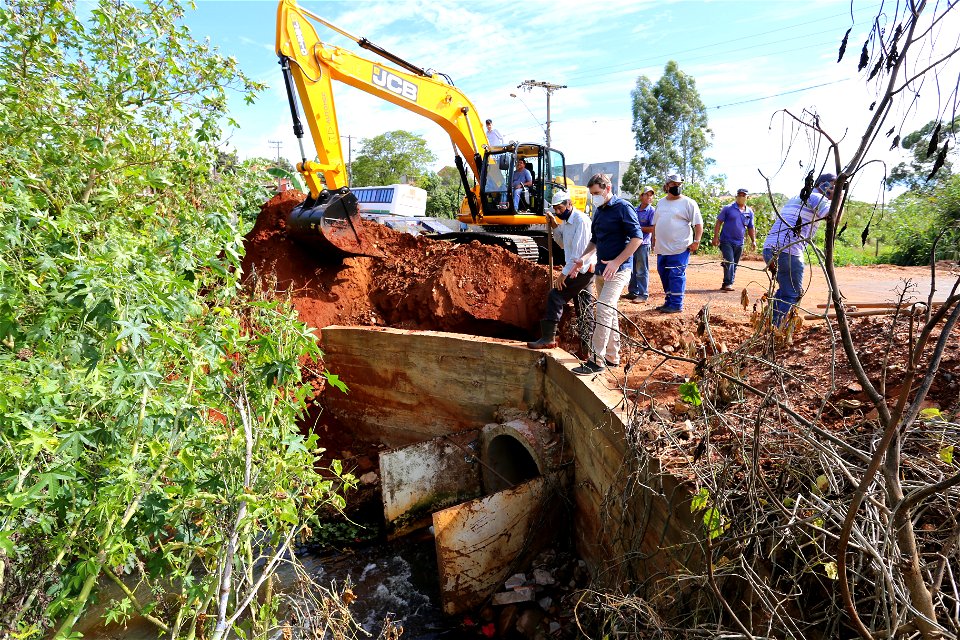 Momento histórico: Escavadeira hidráulica recém conquistada realiza sua primeira obra