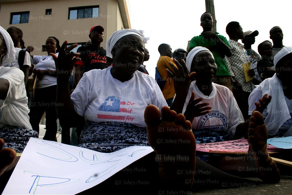 PRAYER WOMEN photo