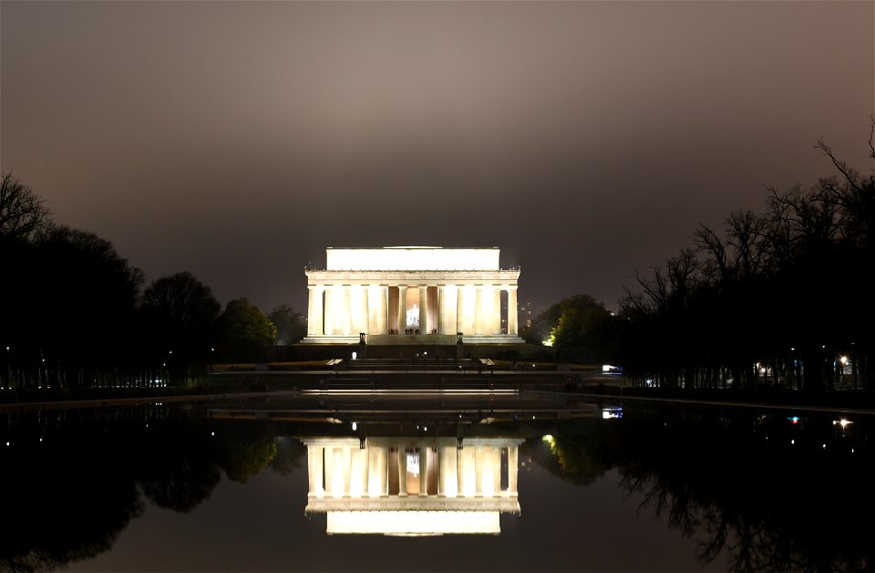 lincoln memorial night