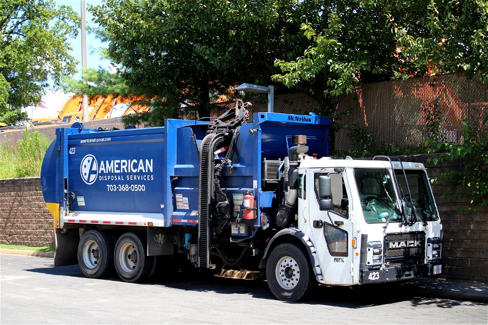 American Disposal Truck 423 on Break | Mack LR McNeilus ZR