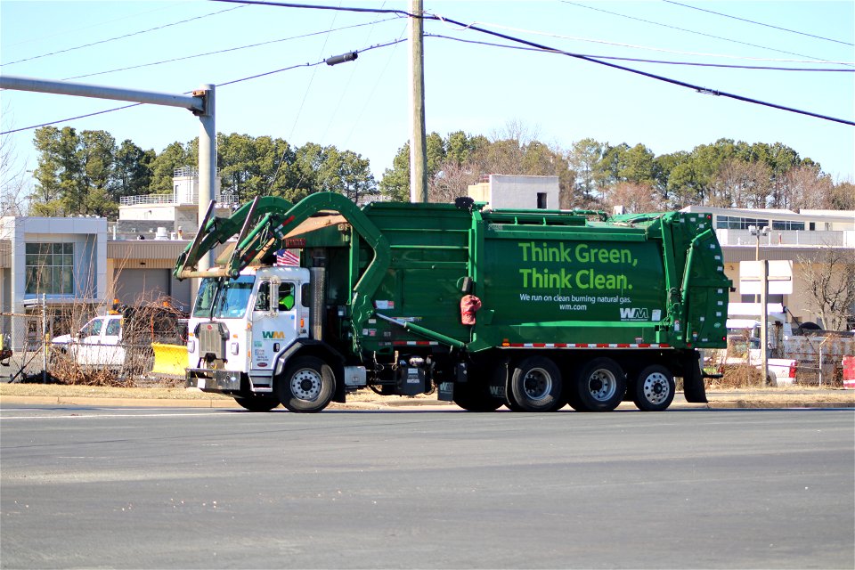 Waste Management truck 214486 | Peterbilt 520 Heil Half/Pack front loader