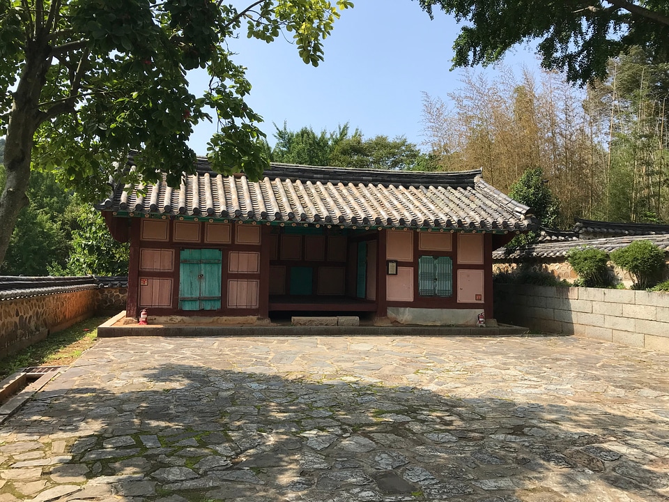 Chongryongsa in Tongyeong South Korea