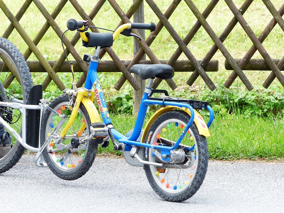 Child bicycle train system train system rear axle