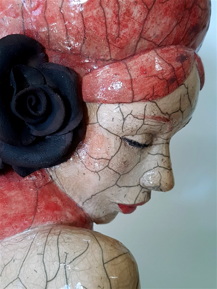 Buste aux roses noires