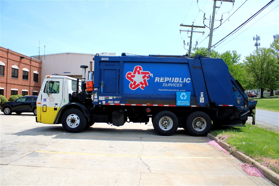 Republic Services truck 2033