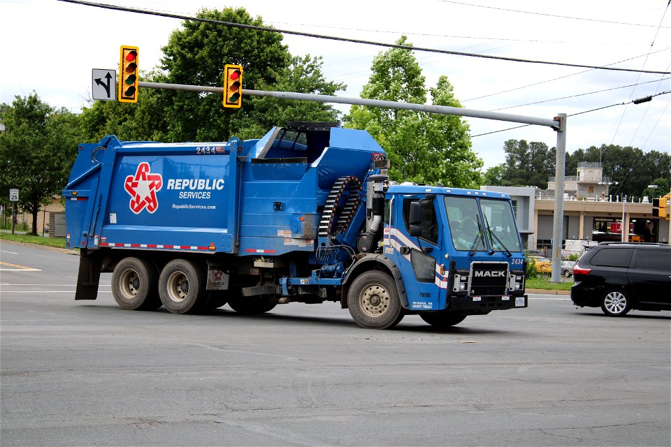 Republic Services truck 2434 | Mack LR Heil Commander